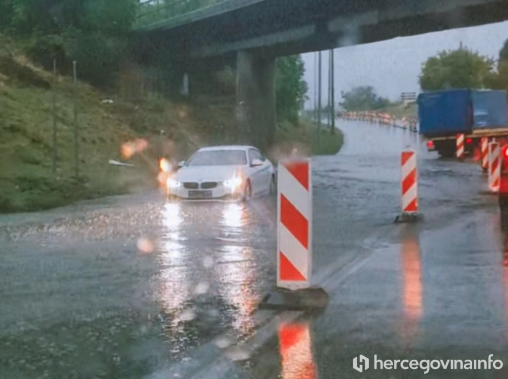 Poplava na cesti, otežan promet