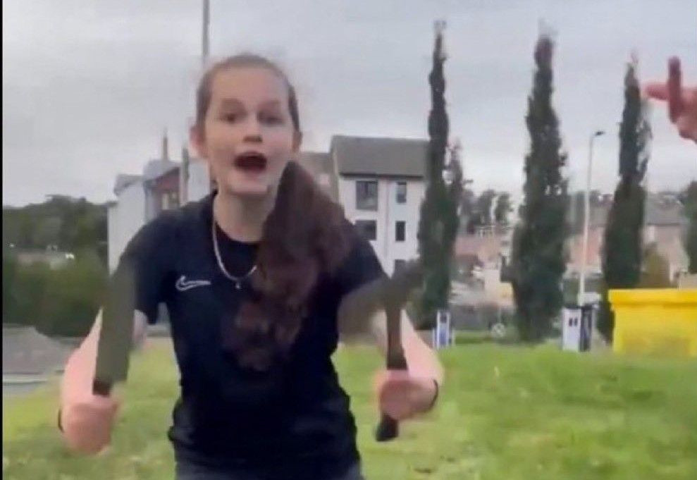 Škotska djevojčica s nožem i sjekirom postala simbol otpora migrantima