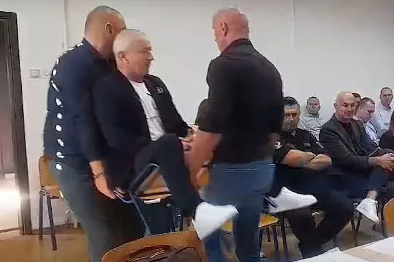 SNSD izbacio opoziciju, jednog odnijeli na stolici