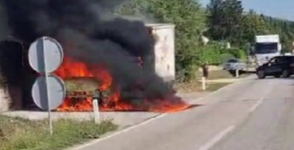 Zapalio se kamion brze pošte na cesti Mostar - Široki Brijeg