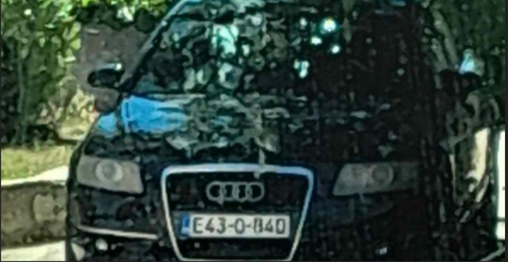 Auto sa spornim registracijskim pločicama 