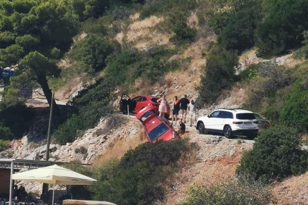 Automobil iznad plaže u Dubrovniku