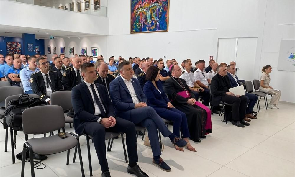 Biskup s policajcima