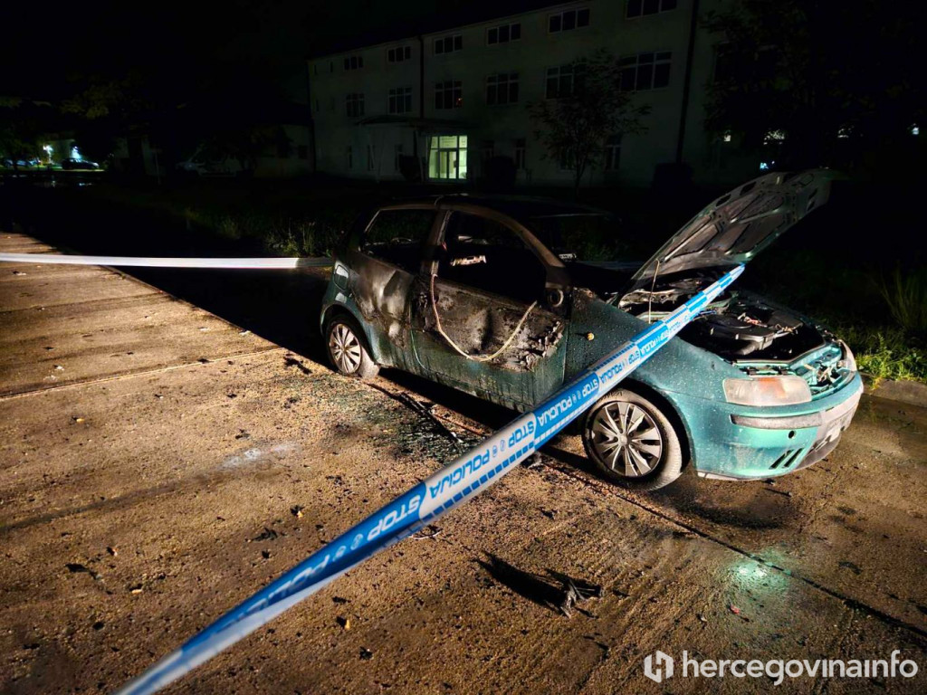 Gorjela dva automobila u Mostaru, požar na automobilu