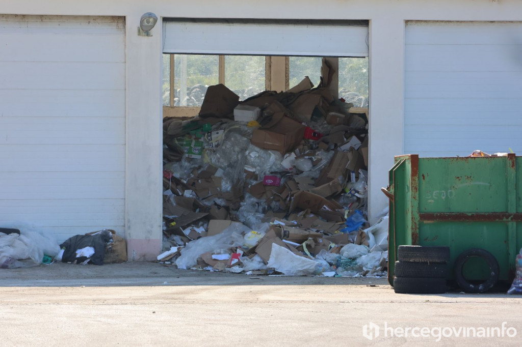 Kamioni s otpadom pred Uborkom