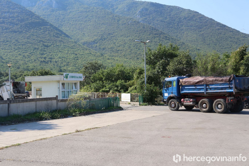 Kamioni s otpadom pred Uborkom