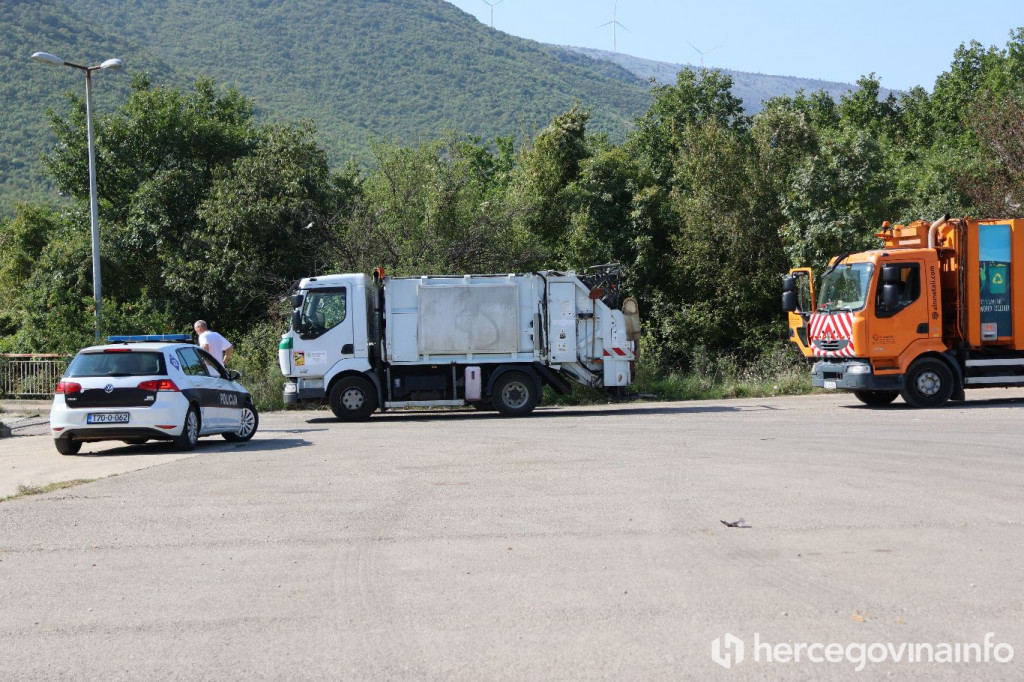 Kamioni s otpadom pred Uborkom