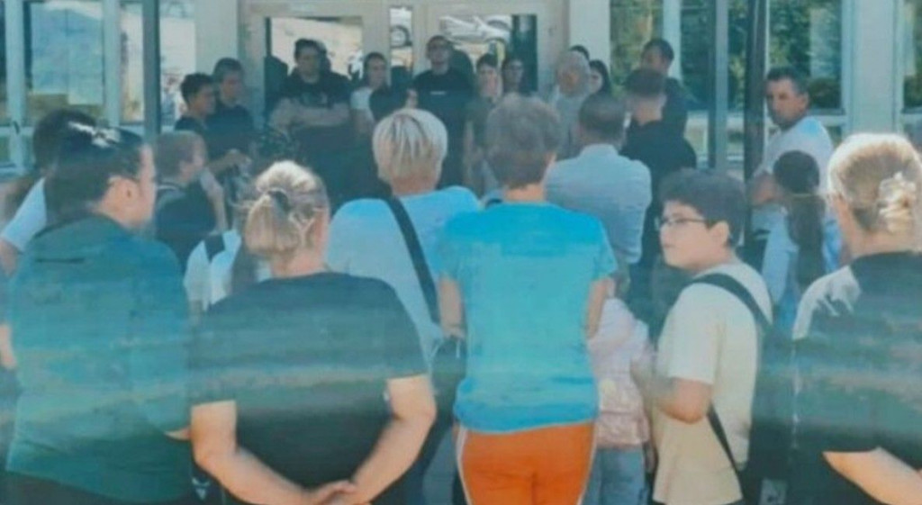 Prosvjed roditelja, ekskurzija u Neumu