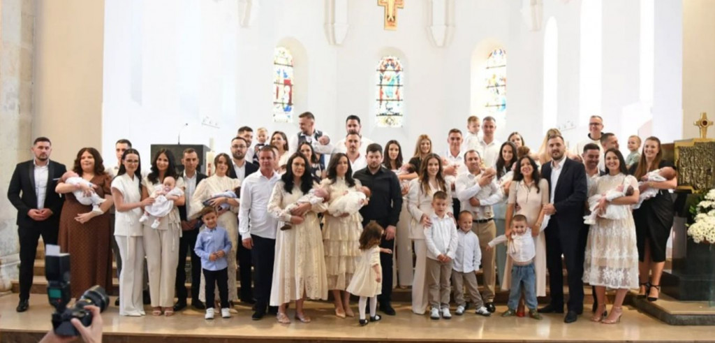 U Širokom Brijegu kršteno 14 djece u jednom danu