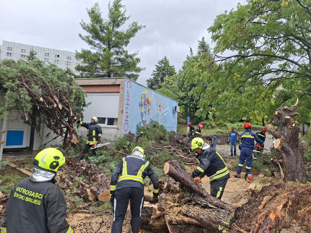 Vatrogasci iz Širokog Brijega pomogli u raščišćavanju Mostara