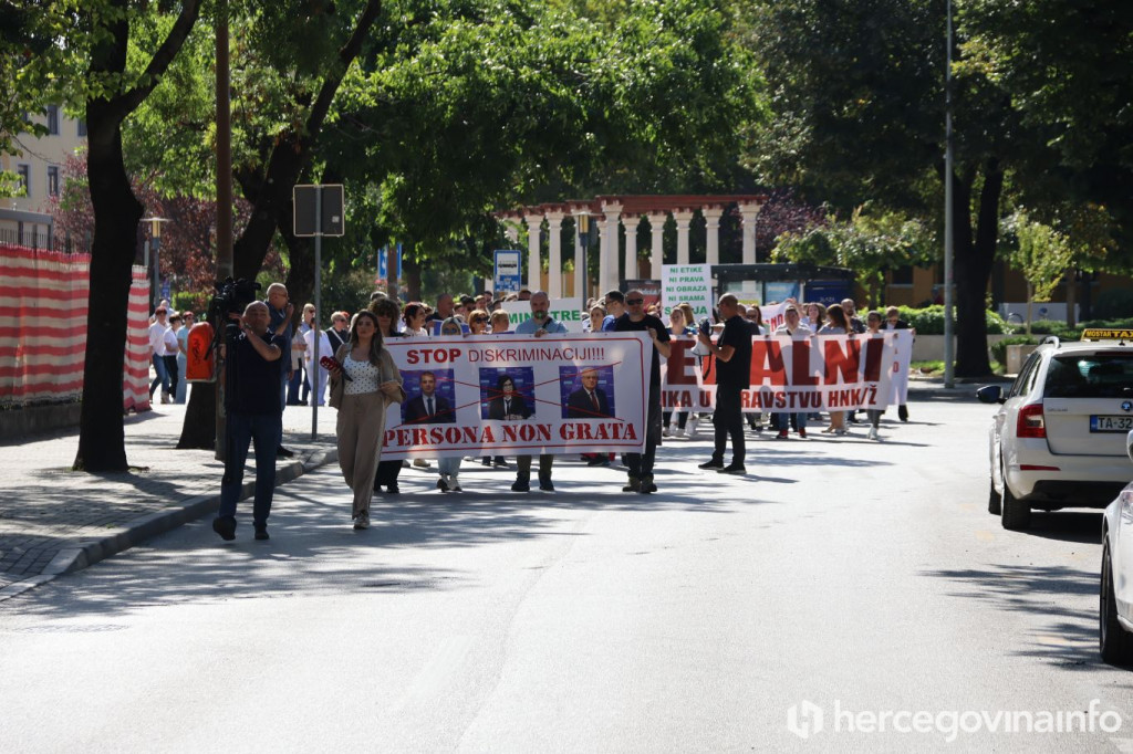 Zdravstveni radnici na ulicama Mostara