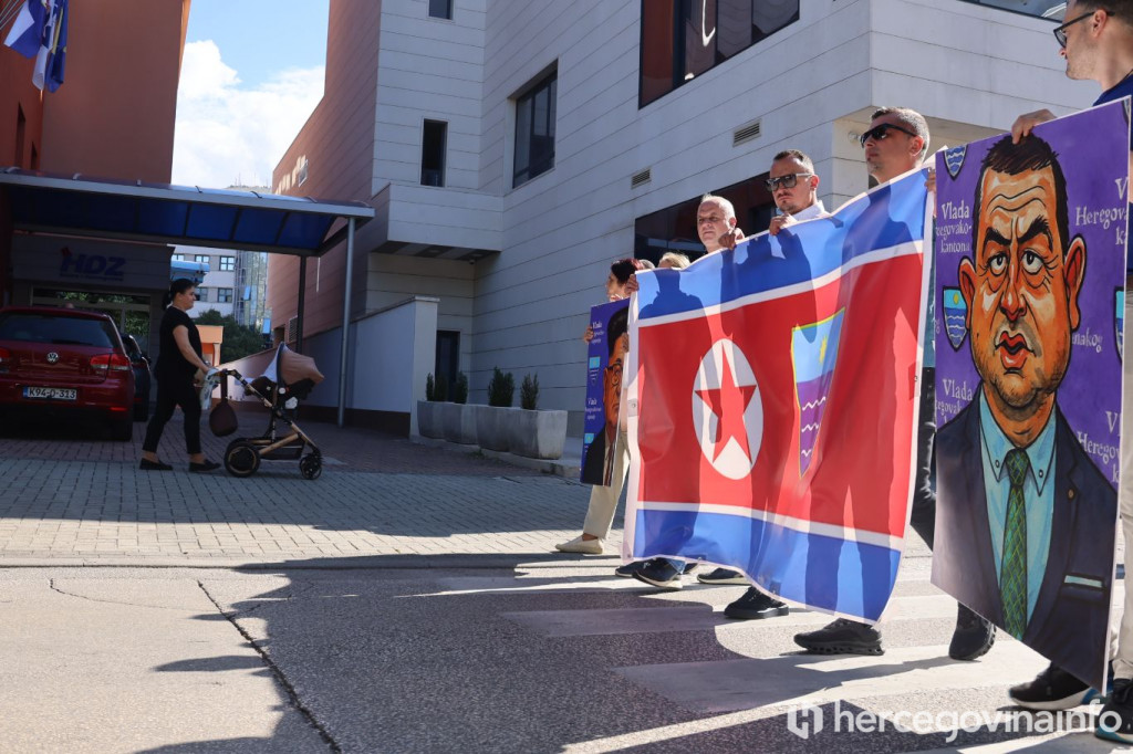 Zdravstveni radnici na ulicama Mostara