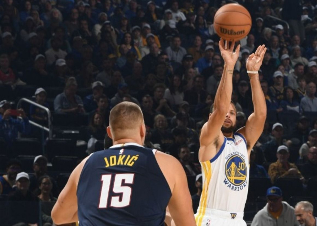 Nikola Jokić i Stephen Curry 
