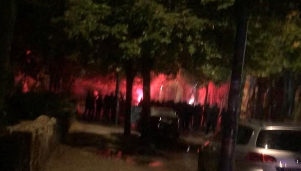 Okupljanje Ultrasa ispred mostarskog zatvora