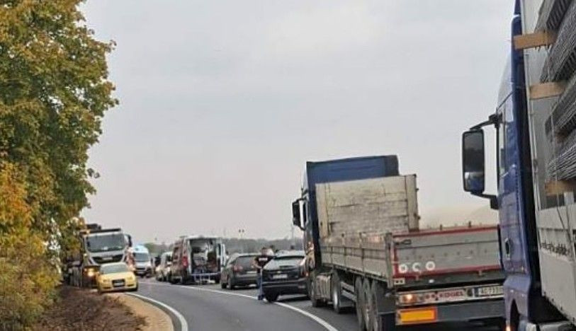 Prevrnuo se autobus s radnicima u Sremskoj Mitrovici