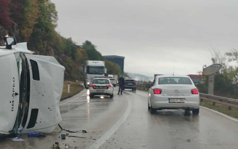Prevrnut kombi na cesti Široki Brijeg - Mostar
