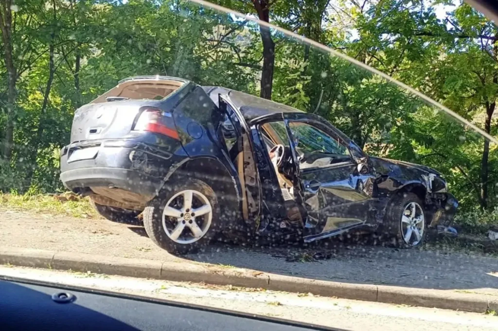 Volkswagen sletio s ceste u Vrućicama, jedna osoba ozlijeđena
