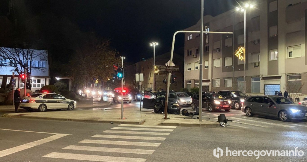 Automobil se zabio u semafor na Bulevaru