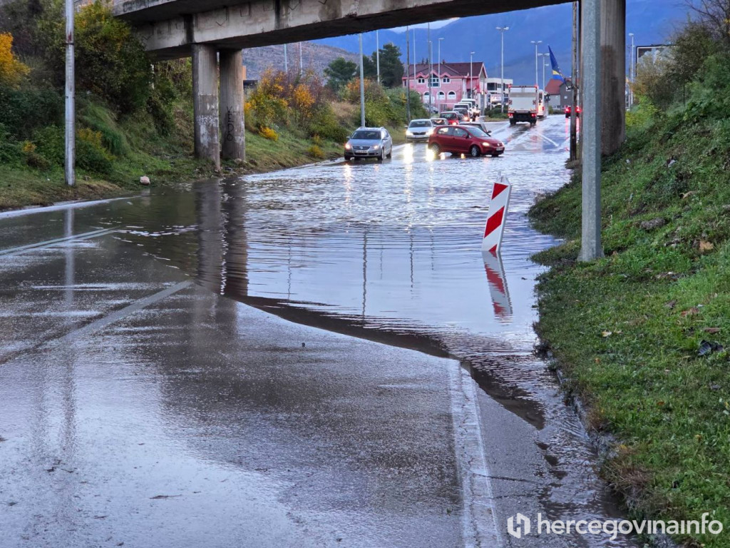 Poplavljeni podvožnjak na sjevernom ulazu u Mostar