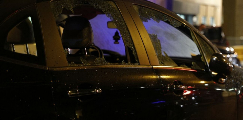 Razbijeno staklo na automobilu