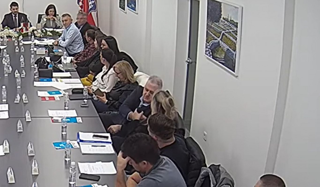 Trenutak napada na vijećnicu HRS-a Marijanu Primorac