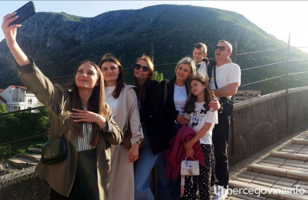 Turisti na Starom mostu u Mostaru