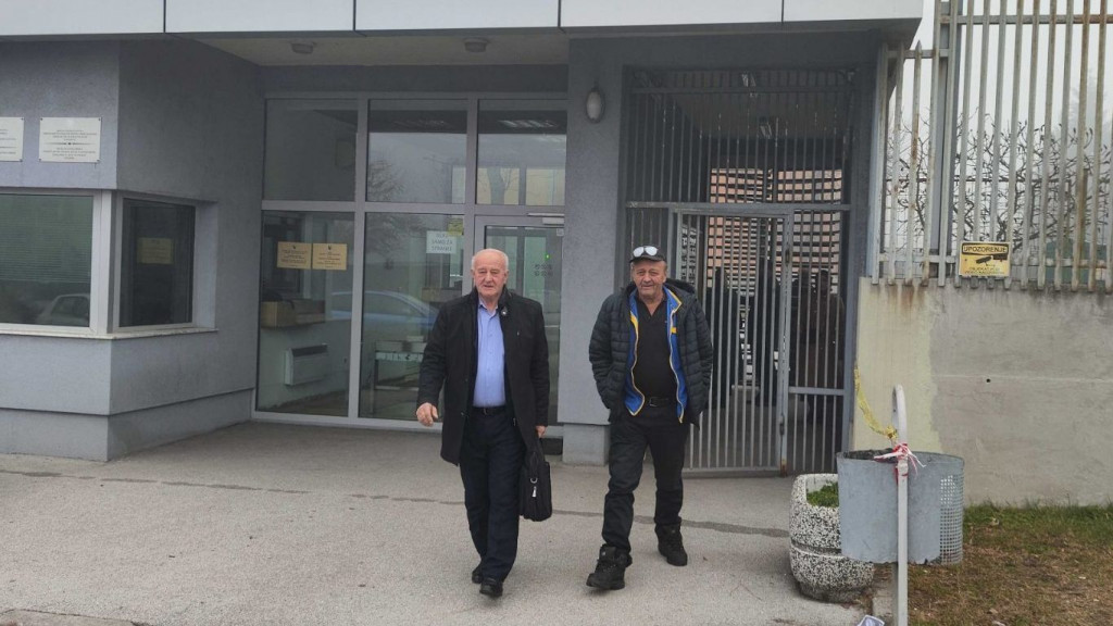 Dževad Mlaćo (lijevo) ispred zgrade Suda Bosne i Hercegovine