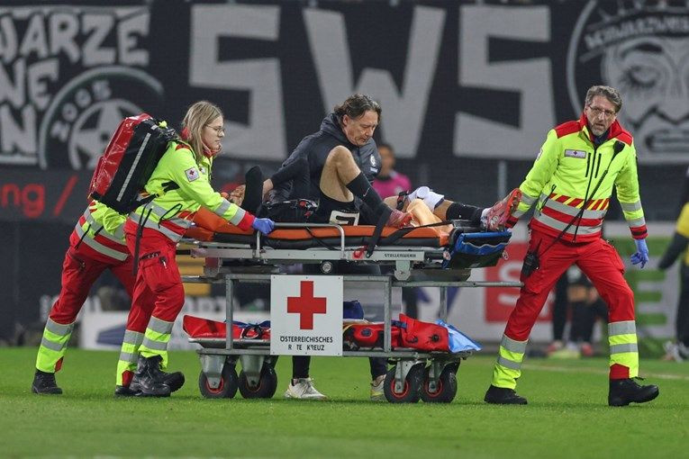 Hrvatski igrač na nosilima iznesen s terena.