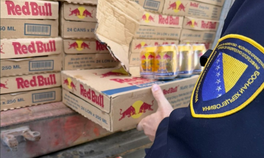 Oduzeto gotovo 70.000 limenki lažnog Red Bulla