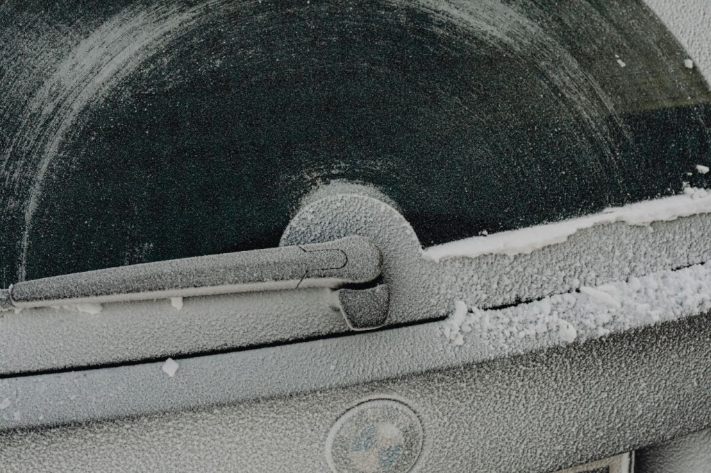 zamrznuta stakla na autu