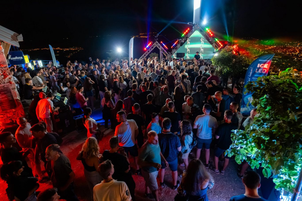 HERZ Heritage održava se večeras od 20 sati na Maloj Tepi u Mostaru. Andrej Jelić obilježit će 26 godina djelovanja na elektroničkoj sceni, a ulaz je besplatan.